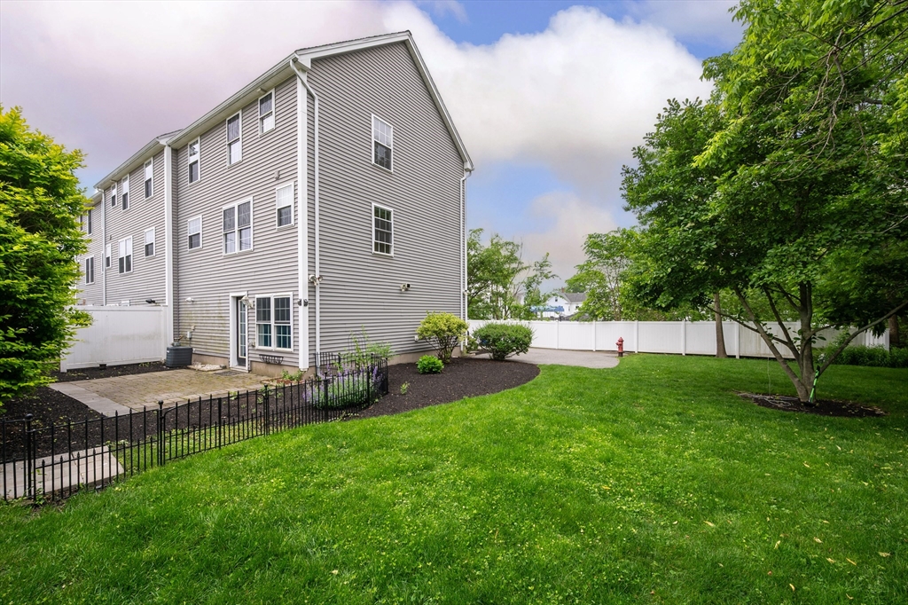 2 bed, 1 bath apartment for rent at 73 Liberty St Unit 3, Danvers — photo 7 of 32