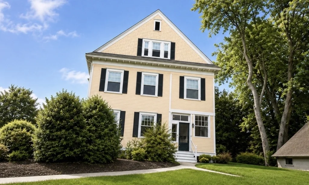 2 bed, 1 bath apartment for rent at 73 Moore Ave Unit 3, Tatnuck