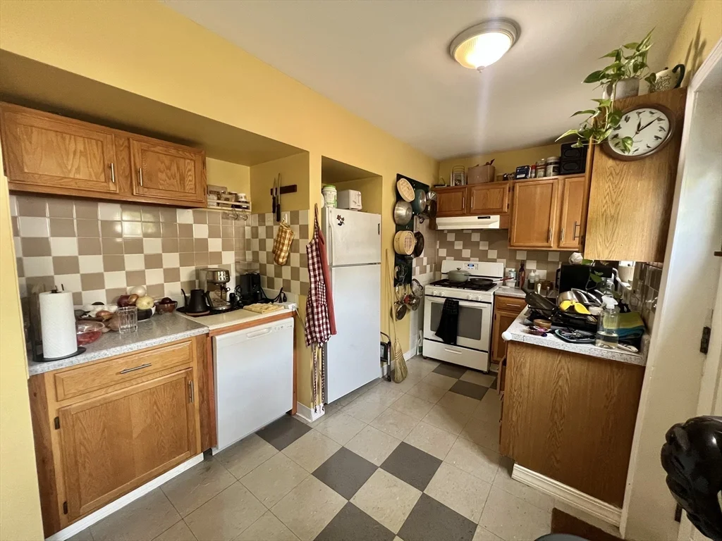 2 bed, 1 bath apartment for rent at 73 Oak St Unit 1, Union Square — photo 2 of 10
