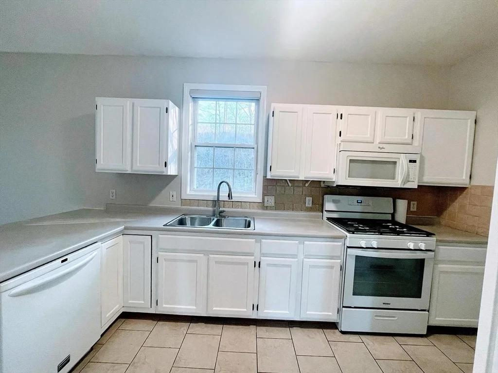 2 bed, 2 bath apartment for rent at 73 Odonnell Ave Unit 73, Shrewsbury — photo 3 of 31