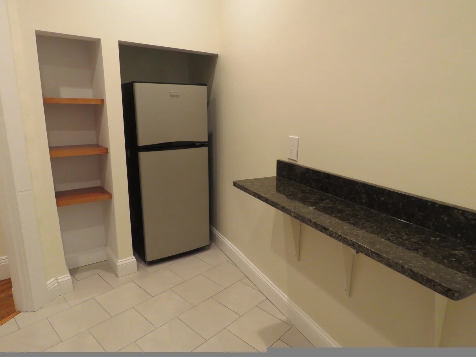 3 bed, 1 bath apartment for rent at 73 Park Dr Unit 1E, Fenway — photo 5 of 8