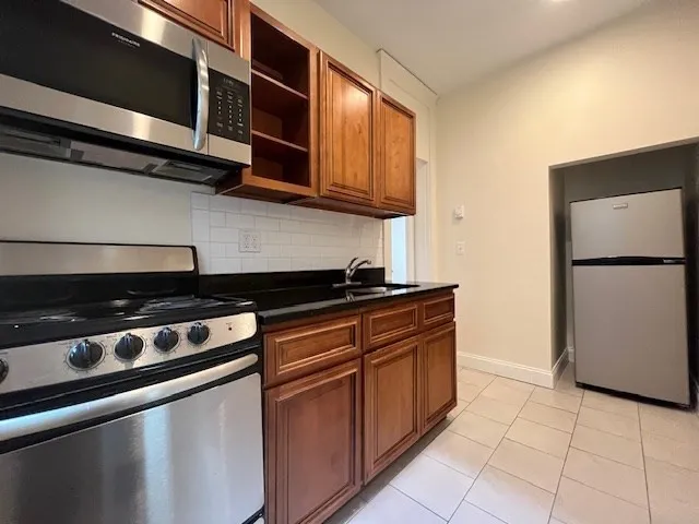2 bed, 1 bath apartment for rent at 73 Park Dr Unit 1R, Fenway — photo 2 of 8