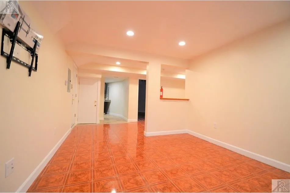 2 bed, 2 bath apartment for rent at 73 Thatcher St Unit 002, North Brookline — photo 14 of 14