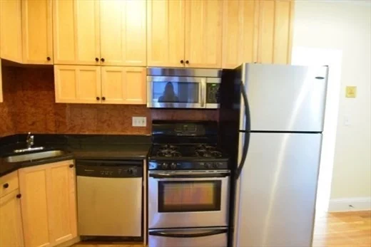 4 bed, 2 bath apartment for rent at 73 Thatcher St Unit 302, Coolidge Corner — photo 4 of 12