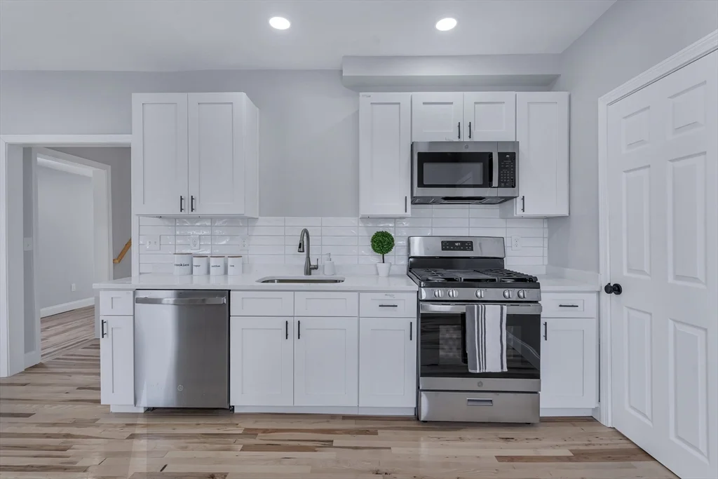 3 bed, 1 bath apartment for rent at 73 Walnut St, Dedham — photo 4 of 35