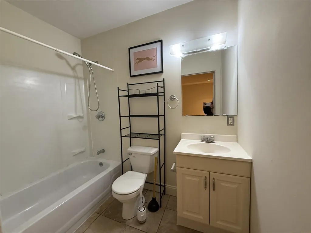 Studio bed, 1 bath apartment for rent at 731 Cambridge St Unit 1, Oak Square — photo 8 of 8