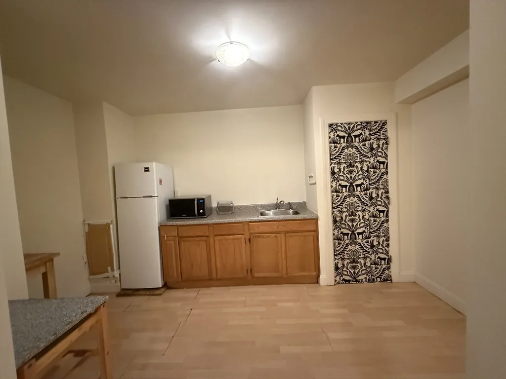 Studio bed, 1 bath apartment for rent at 731 Cambridge St Unit 1, Oak Square — photo 7 of 8