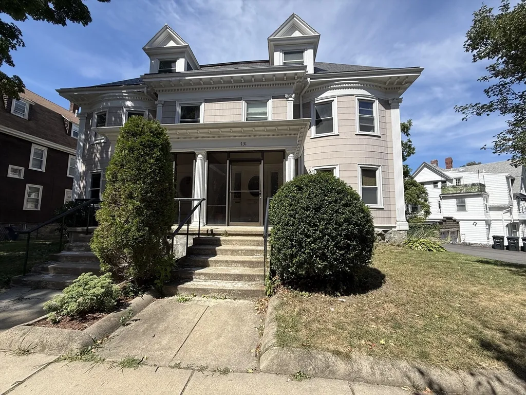 Studio bed, 1 bath apartment for rent at 731 Cambridge St Unit 1, Oak Square