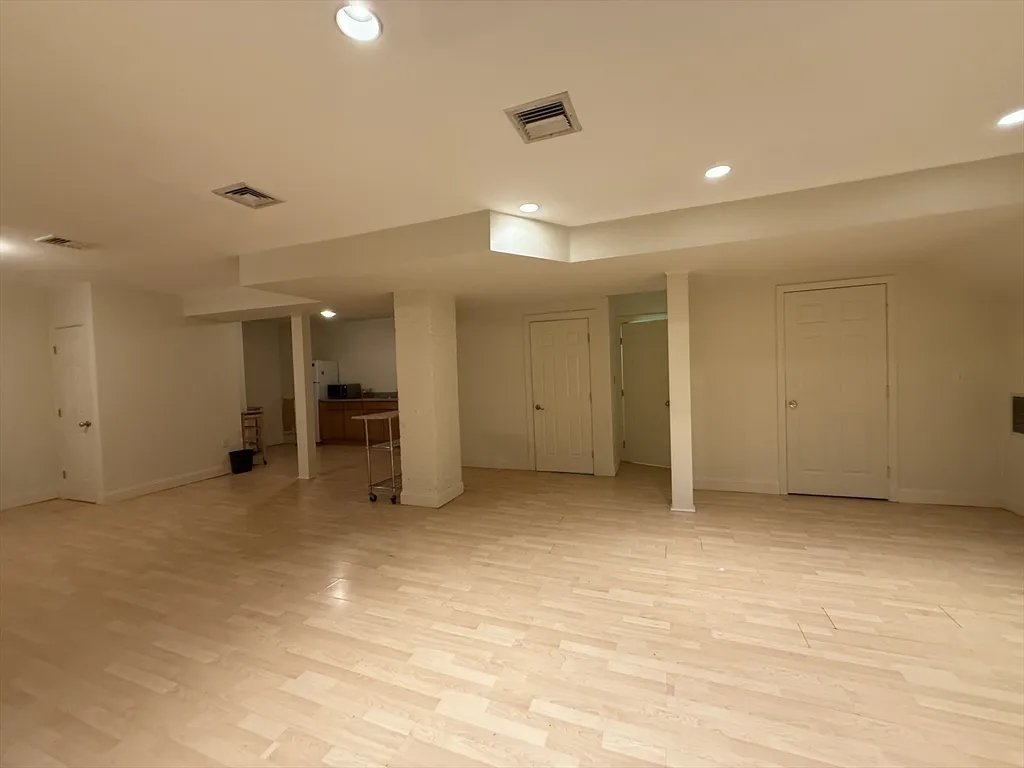 Studio bed, 1 bath apartment for rent at 731 Cambridge St Unit 1, Oak Square — photo 5 of 8