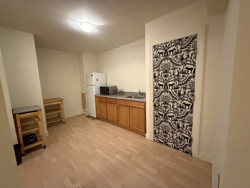 Studio bed, 1 bath apartment for rent at 731 Cambridge St Unit 1, Oak Square — photo 6 of 8