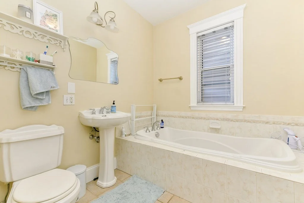 4 bed, 2 bath apartment for rent at 733 E 3rd St Unit 1, South Boston — photo 14 of 25