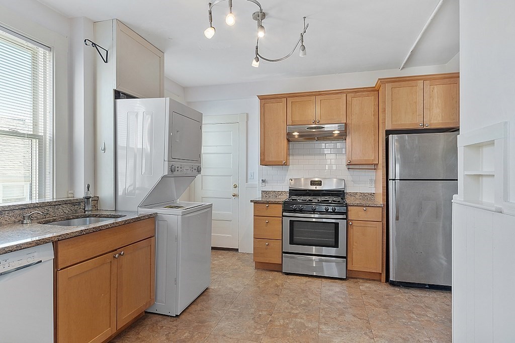 3 bed, 1 bath apartment for rent at 733 Hale St Unit 2, Beverly Farms — photo 2 of 24