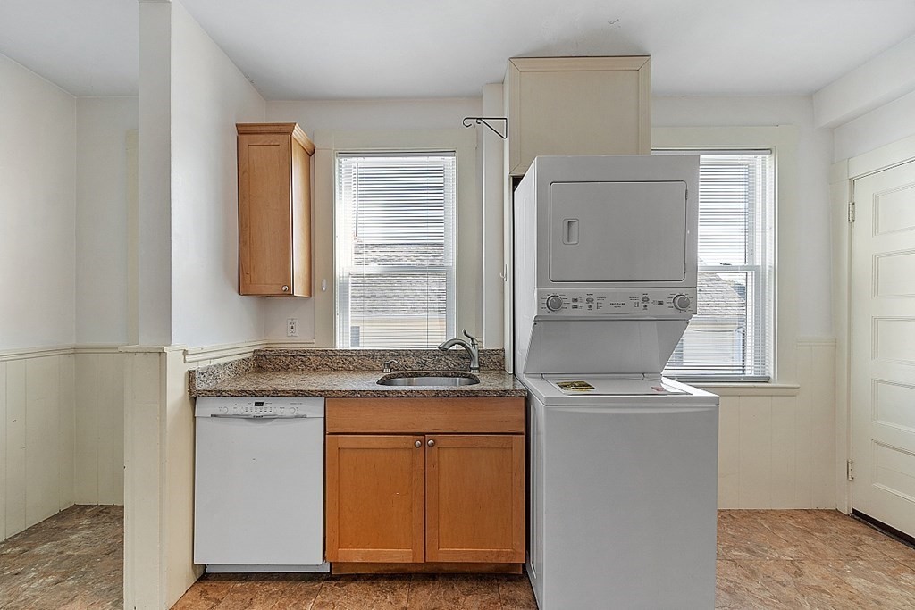 3 bed, 1 bath apartment for rent at 733 Hale St Unit 2, Beverly Farms — photo 4 of 24