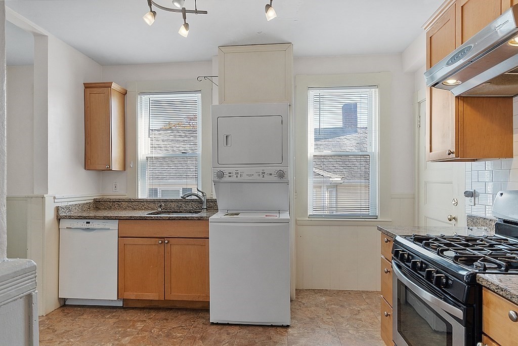 3 bed, 1 bath apartment for rent at 733 Hale St Unit 2, Beverly Farms — photo 3 of 24