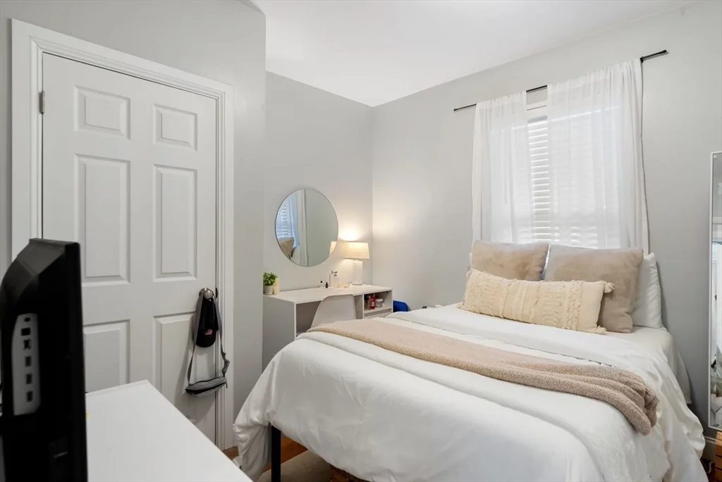4 bed, 2 bath apartment for rent at 734 East 7th St Unit 1, South Boston — photo 6 of 15