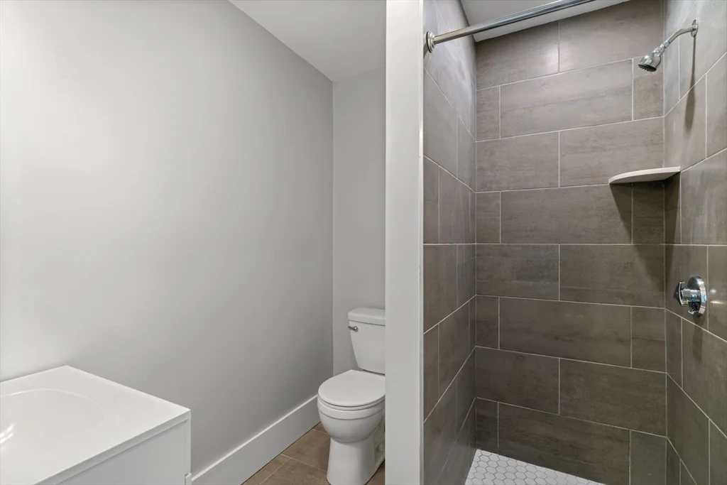 4 bed, 2 bath apartment for rent at 734 East 7th St Unit 1, South Boston — photo 8 of 15