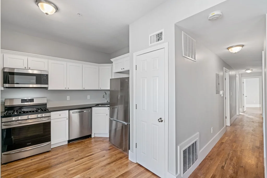 4 bed, 2 bath apartment for rent at 734 East 7th St Unit 1, South Boston — photo 4 of 15