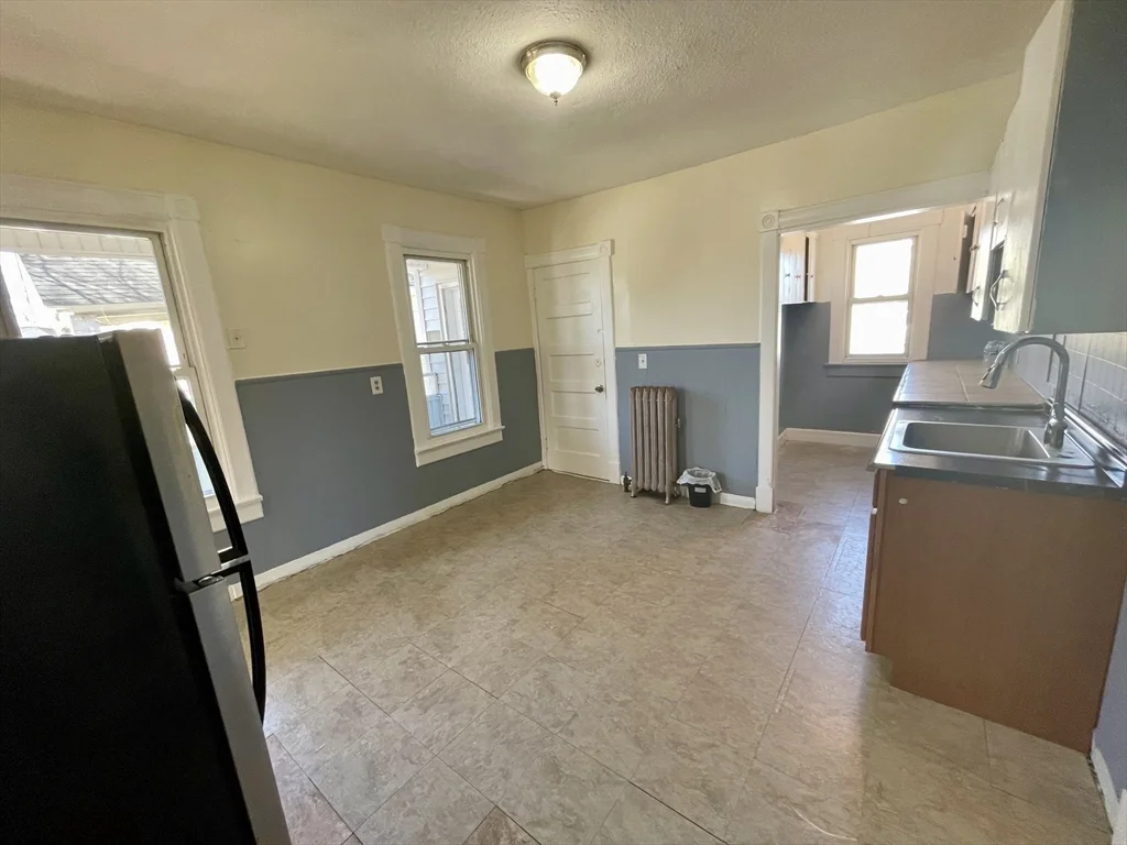 3 bed, 1 bath apartment for rent at 735 Belmont Ave Unit 2, Springfield — photo 3 of 15