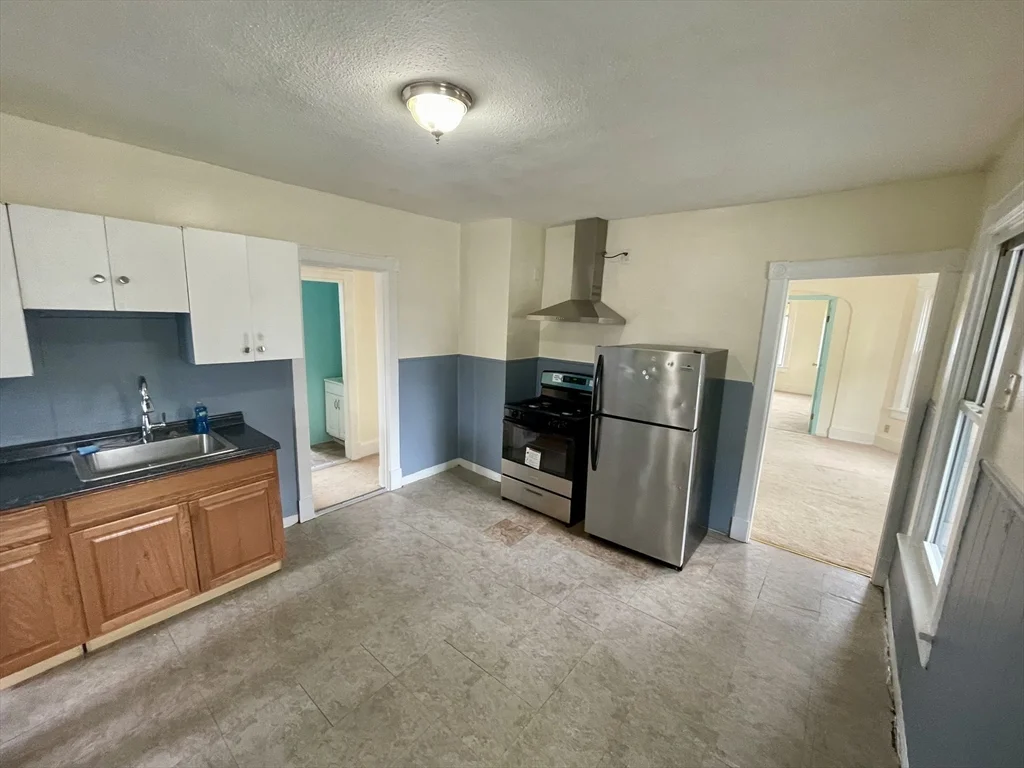 3 bed, 1 bath apartment for rent at 735 Belmont Ave Unit 2, Springfield — photo 2 of 15