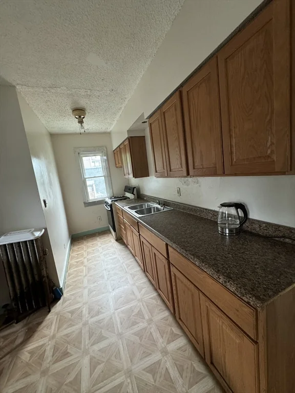 3 bed, 1 bath apartment for rent at 735 Belmont St Unit 1, Springfield — photo 3 of 16