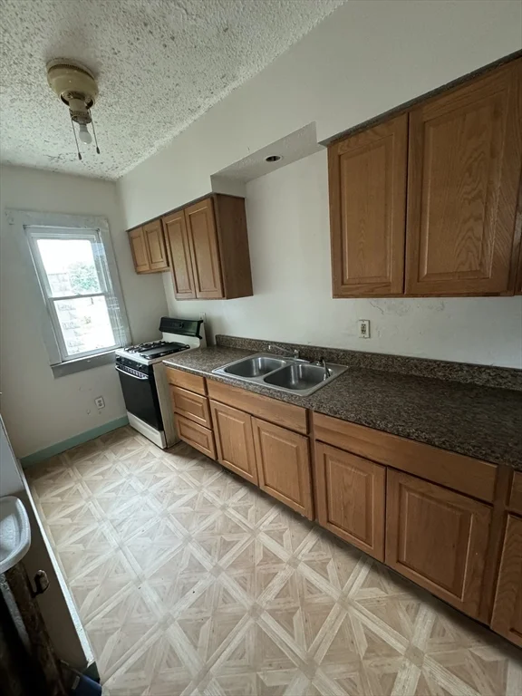 3 bed, 1 bath apartment for rent at 735 Belmont St Unit 1, Springfield — photo 2 of 16