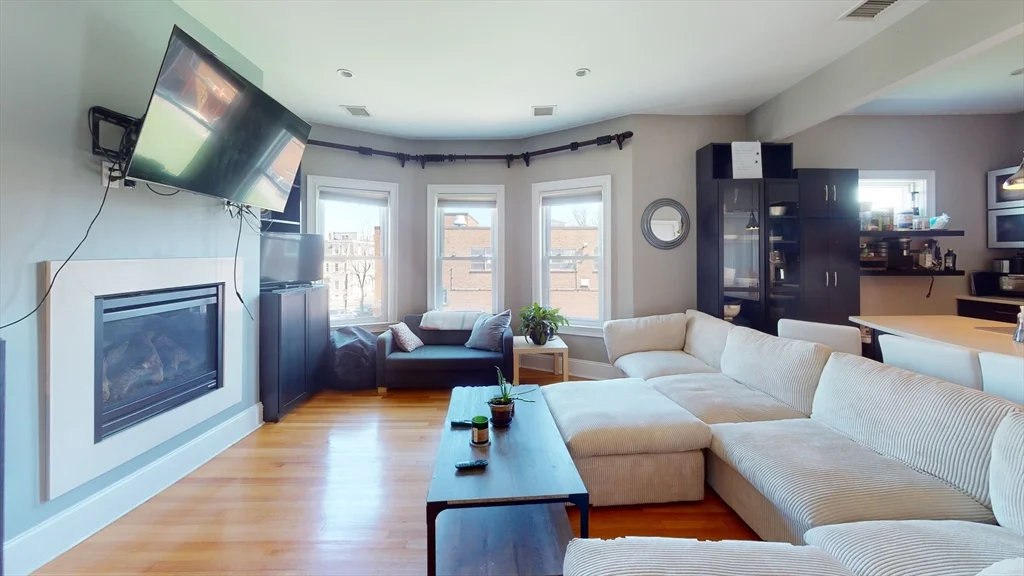 3 bed, 2 bath apartment for rent at 735 East 3rd Unit 2, South Boston — photo 2 of 8