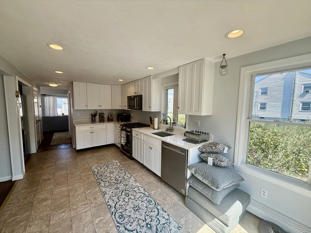 3 bed, 1 bath apartment for rent at 735 Sea St, Quincy — photo 8 of 31