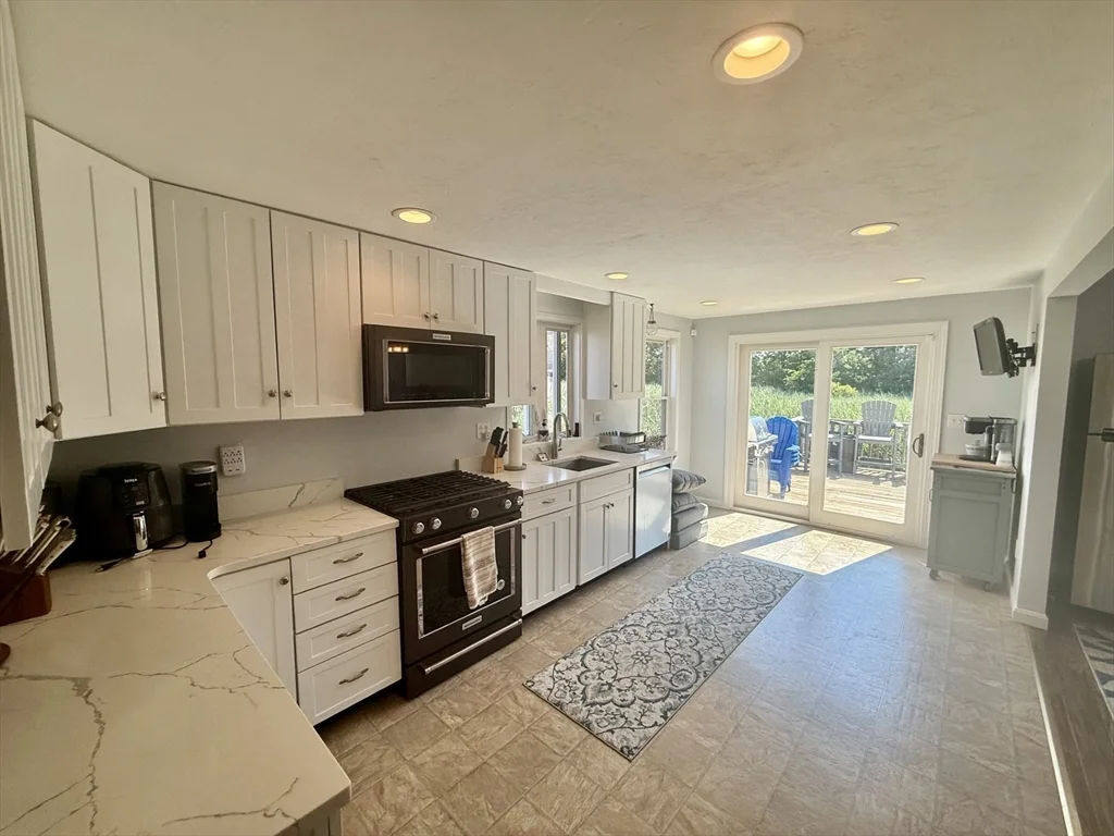 3 bed, 1 bath apartment for rent at 735 Sea St, Quincy — photo 6 of 31