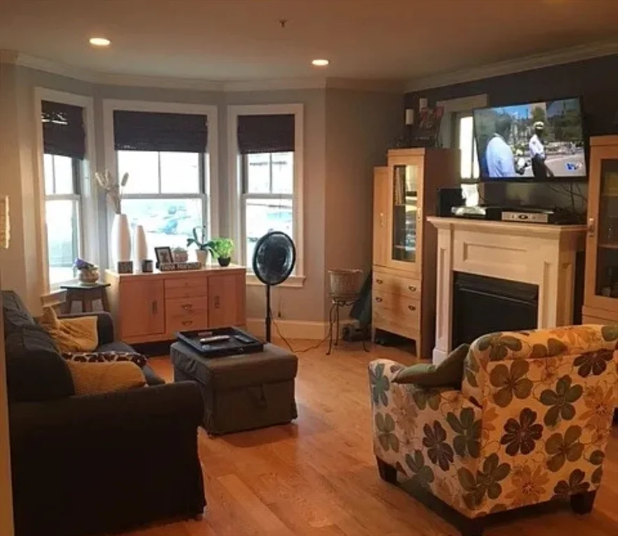 3 bed, 2 bath apartment for rent at 736 East 6th St Unit 1, South Boston — photo 4 of 8