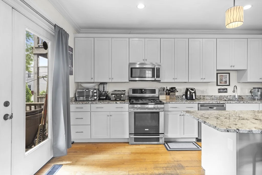 4 bed, 2 bath apartment for rent at 737 E 7th Unit 1, South Boston — photo 6 of 22