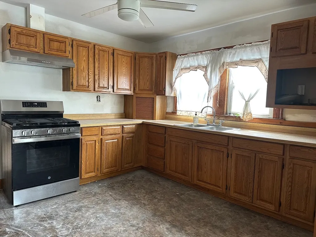 3 bed, 1 bath apartment for rent at 74-76 Governor St Unit 2, Ten Hills — photo 4 of 14