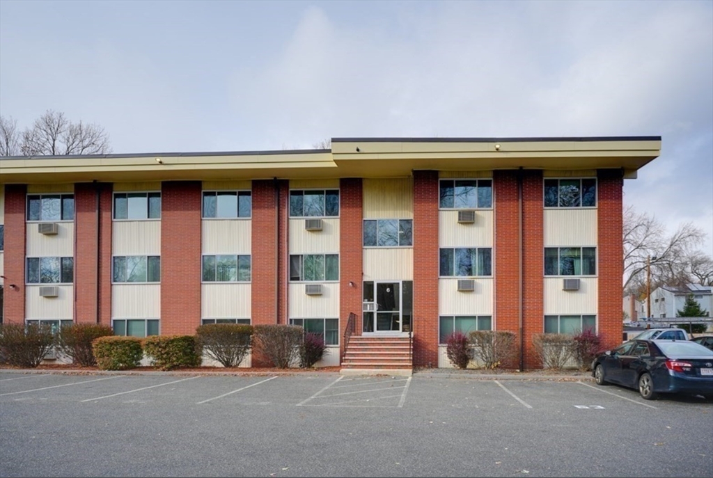 1 bed, 1 bath apartment for rent at 74 Beach St Unit 6-9, Woburn — photo 10 of 11