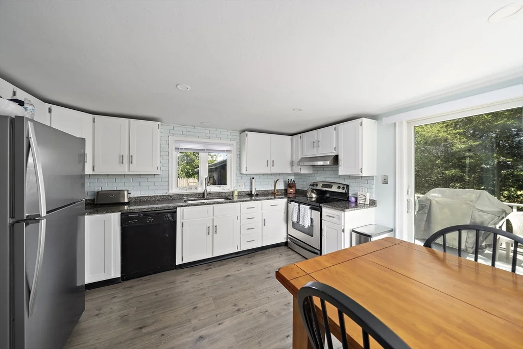 3 bed, 1 bath apartment for rent at 74 Cherry St, Brant Rock — photo 9 of 33