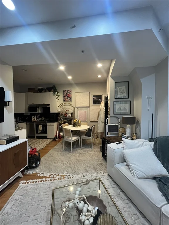 Studio bed, 1 bath apartment for rent at 74 Commonwealth Ave Unit 1, Back Bay — photo 6 of 23