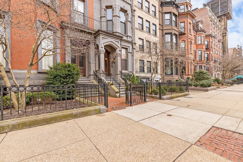 1 bed, 1 bath apartment for rent at 74 Commonwealth Unit 6, Back Bay