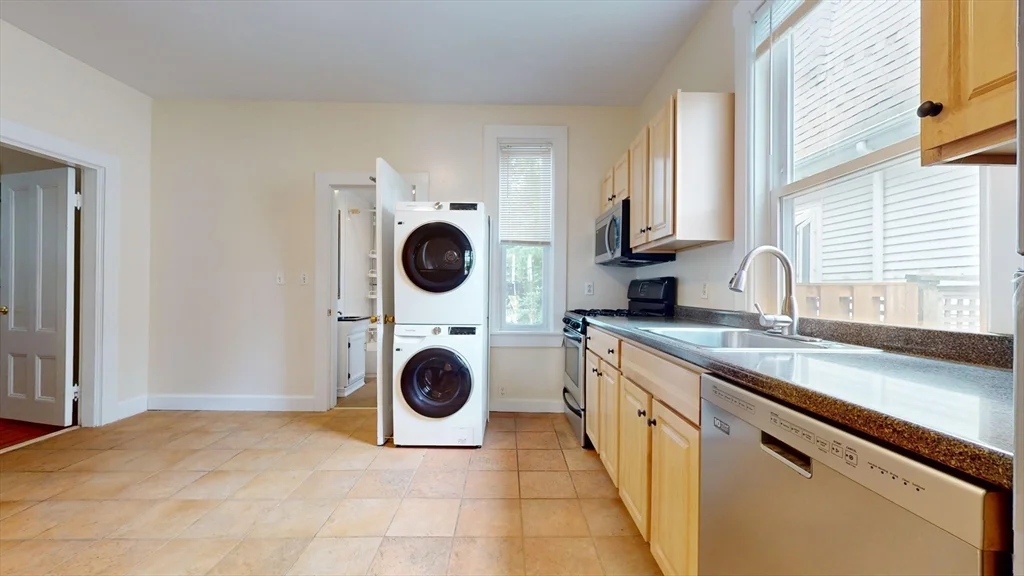 2 bed, 1 bath apartment for rent at 74 Fairbanks St Unit 1, Oak Square — photo 11 of 18