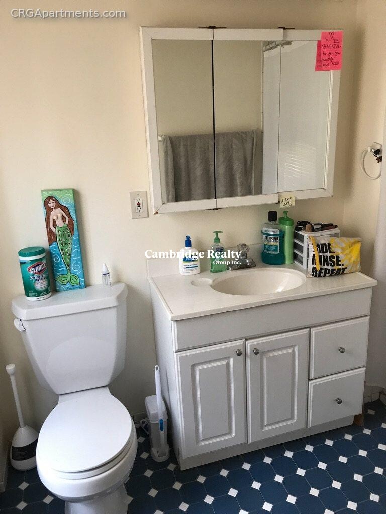2.5 bed, 1 bath apartment for rent at 74 Gore St Unit 3T, East Cambridge — photo 4 of 5