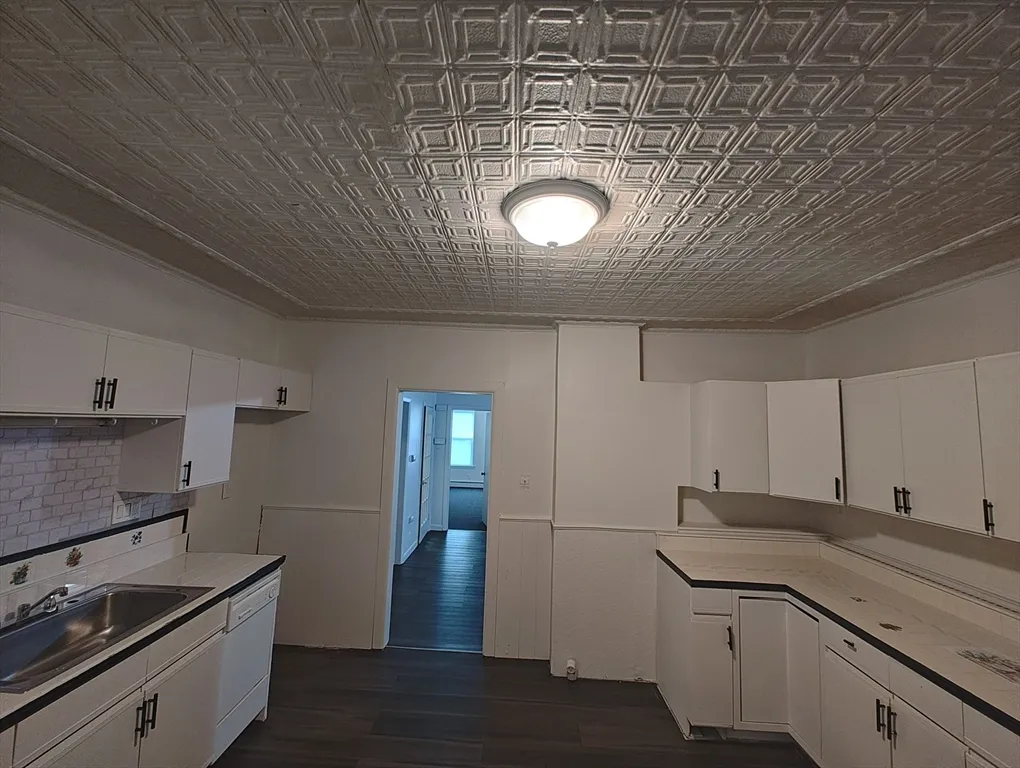 3 bed, 1 bath apartment for rent at 74 Linden Unit 2nd Floor, Holyoke — photo 6 of 20