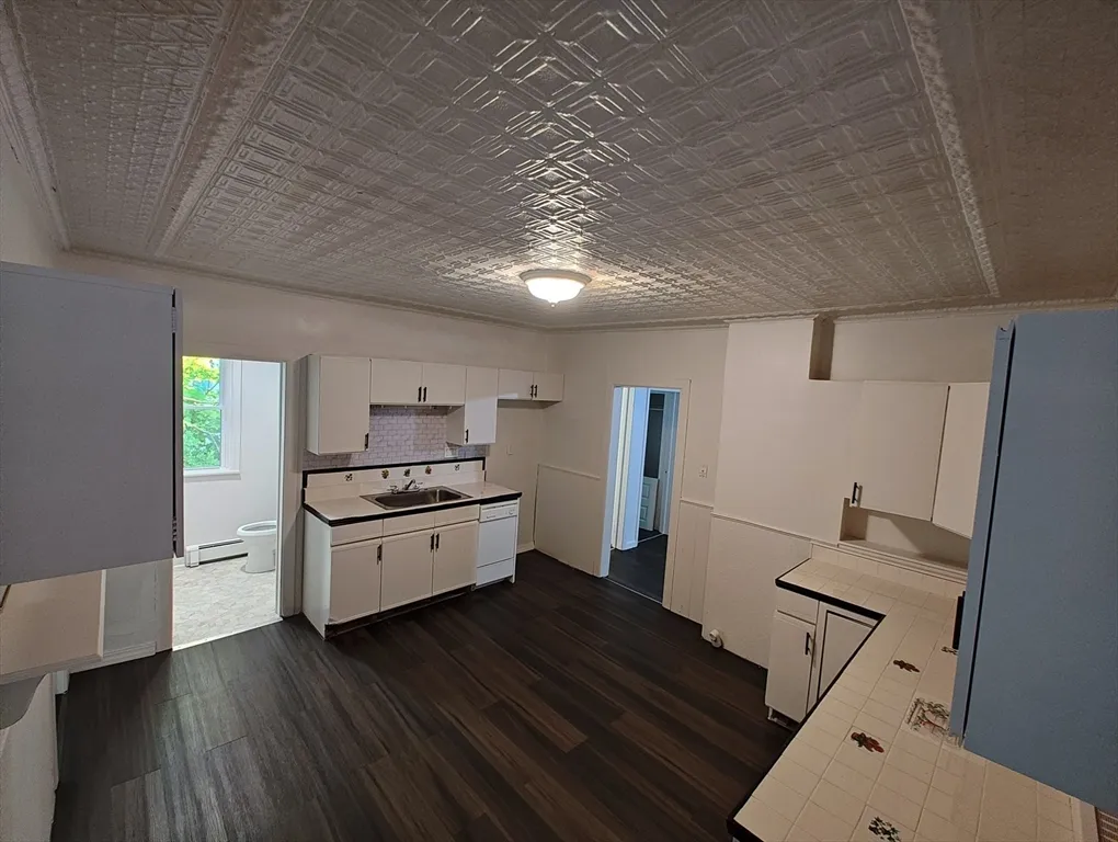 3 bed, 1 bath apartment for rent at 74 Linden Unit 2nd Floor, Holyoke — photo 3 of 20