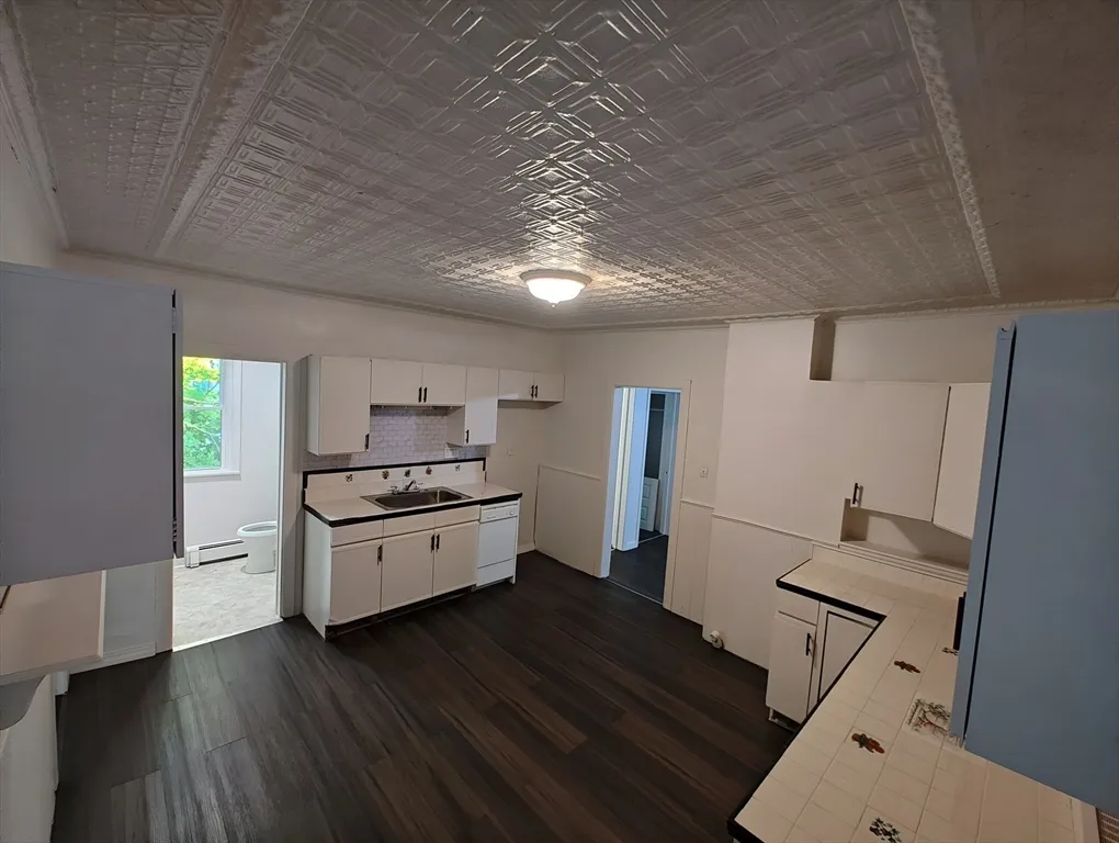 3 bed, 1 bath apartment for rent at 74 Linden Unit 2nd Floor, Holyoke — photo 4 of 20