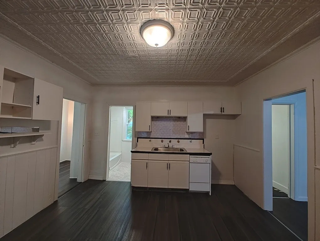 3 bed, 1 bath apartment for rent at 74 Linden Unit 2nd Floor, Holyoke — photo 5 of 20