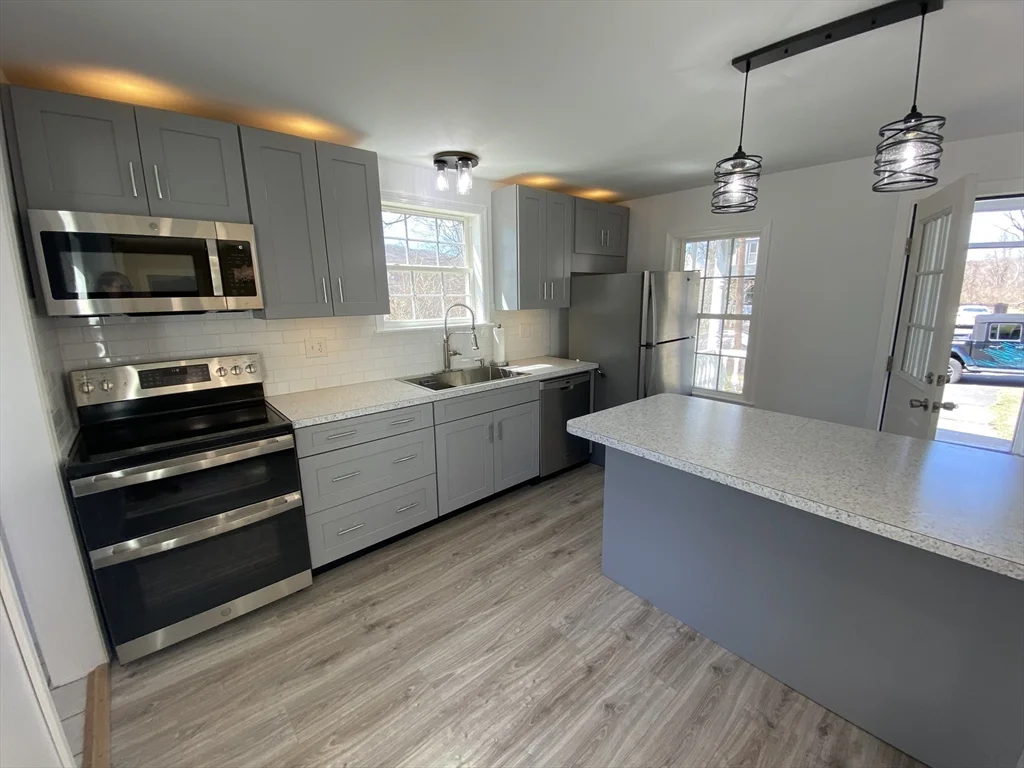 5 bed, 3 bath apartment for rent at 74 Moore Ave Unit N/A, Warren — photo 3 of 37