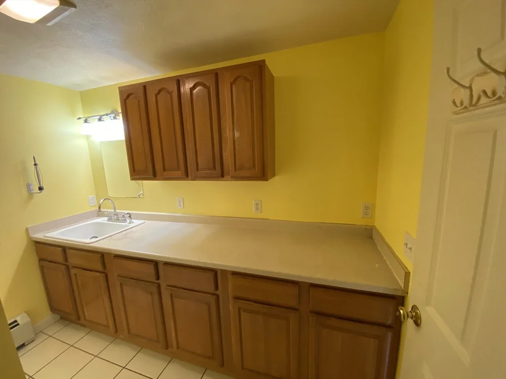 5 bed, 3 bath apartment for rent at 74 Moore Ave Unit N/A, Warren — photo 13 of 37