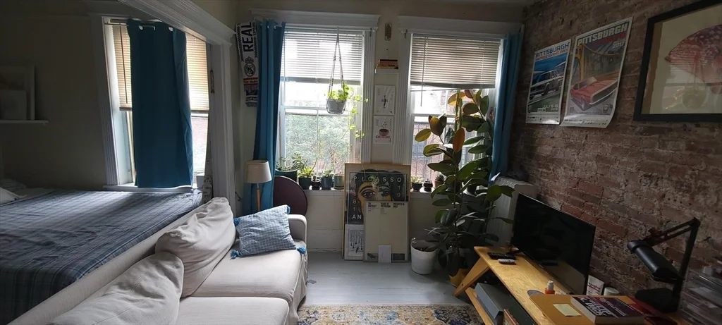 Studio bed, 1 bath apartment for rent at 74 Myrtle St Unit 10, Beacon Hill — photo 3 of 8