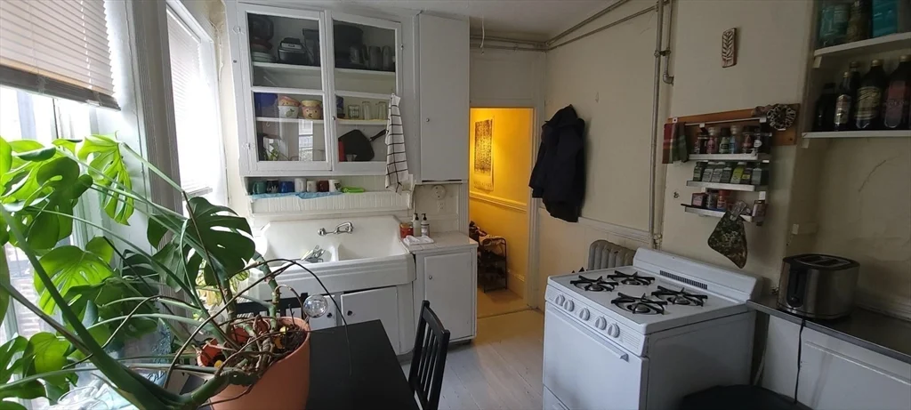 Studio bed, 1 bath apartment for rent at 74 Myrtle St Unit 10, Beacon Hill — photo 5 of 8