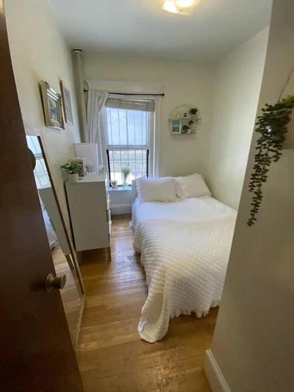 2 bed, 1 bath apartment for rent at 74 Phillips St Unit 2, Beacon Hill — photo 12 of 15