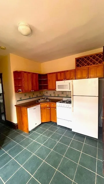 2 bed, 1 bath apartment for rent at 74 Phillips St Unit 4, Beacon Hill