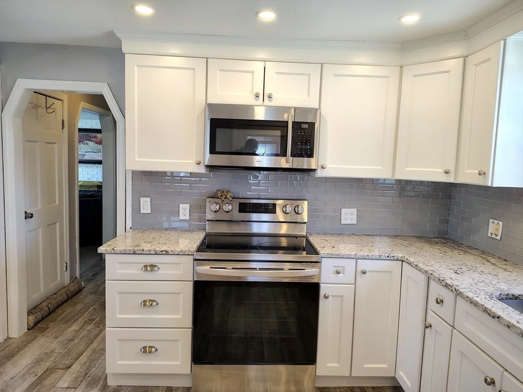 3 bed, 2 bath apartment for rent at 74 Thurlow Ave, Revere — photo 4 of 18