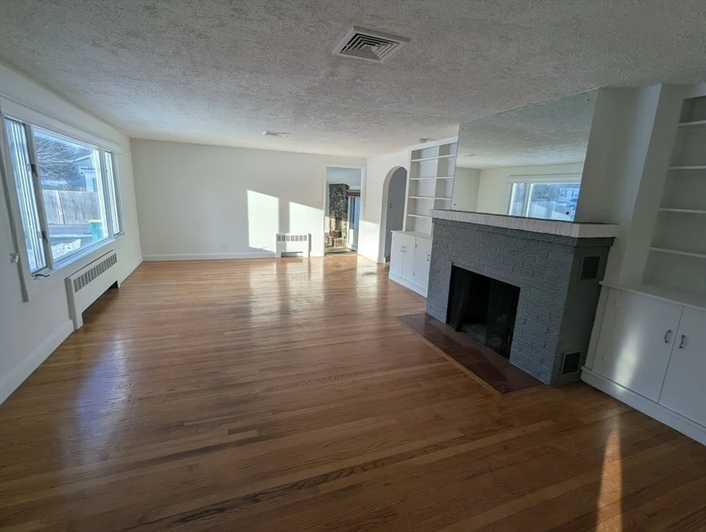 4 bed, 2 bath apartment for rent at 744 Neponset St, Norwood — photo 5 of 10