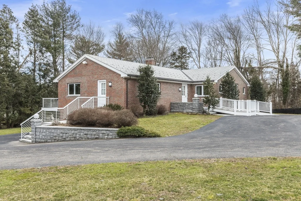 5 bed, 3 bath apartment for rent at 744-R Neponset St, Norwood — photo 1 of 25